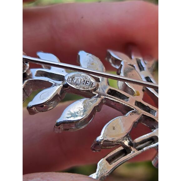 Gorgeous Vintage Kramer of New York Clear Floral Design Rhinestone Brooch - Picture 7 of 7